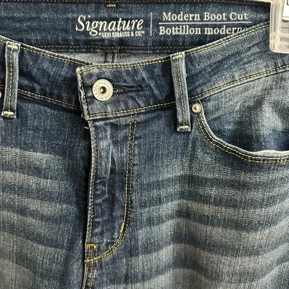 2/40$Signature By Levi's Modern Bootcut Jeans Women's Size 12/31X32 Blue MidRise - Picture 2 of 7